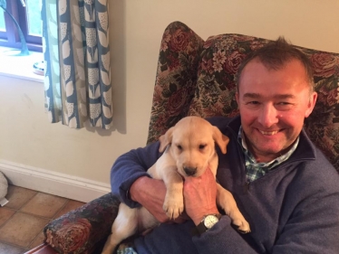 Simon Hart MP is supporting a crackdown on third party puppy sales and puppy farming 