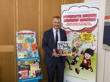 Local MP Simon Hart is encouraging all primary school children to take part in this year’s Summer Reading Challenge