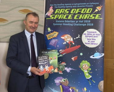 Simon Hart MP supports the summer reading challenge